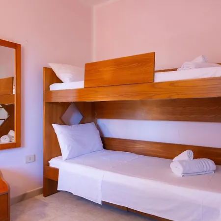 Vacanze Paradiso - Oasi Di Tranquillita Con Piscina E Giardino A 10 Min Dal Mare Neviano