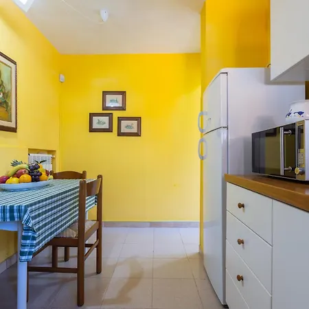 Aparthotel Vacanze Paradiso - Oasi Di Tranquillita Con Piscina E Giardino A 10 Min Dal Mare Neviano