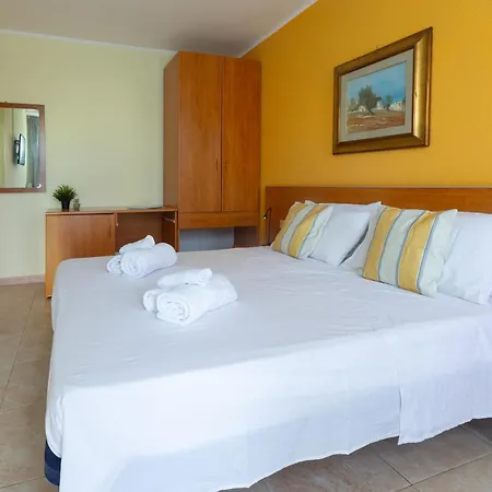 Aparthotel Vacanze Paradiso - Oasi Di Tranquillita Con Piscina E Giardino A 10 Min Dal Mare