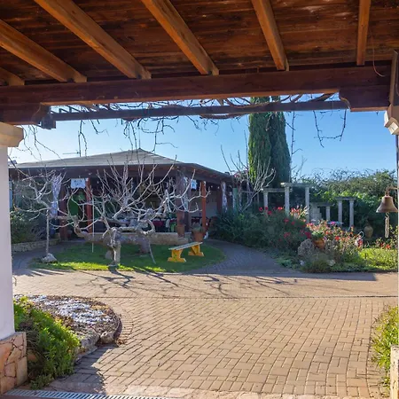 Aparthotel Vacanze Paradiso - Oasi Di Tranquillita Con Piscina E Giardino A 10 Min Dal Mare Neviano