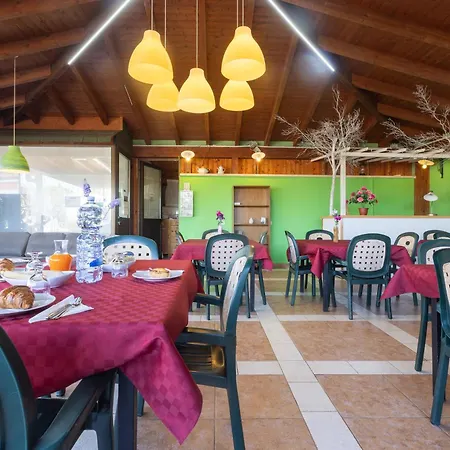Vacanze Paradiso - Oasi Di Tranquillita Con Piscina E Giardino A 10 Min Dal Mare Aparthotel