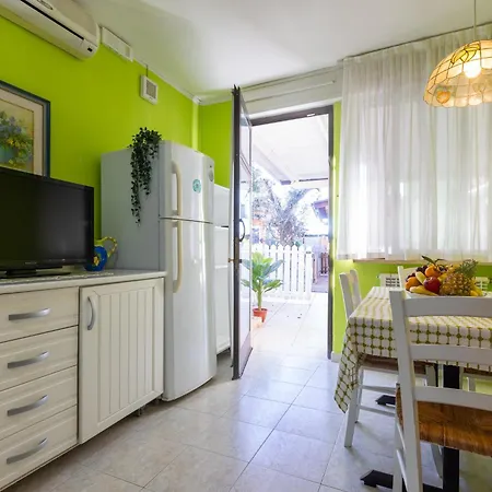 Vacanze Paradiso - Oasi Di Tranquillita Con Piscina E Giardino A 10 Min Dal Mare Aparthotel Neviano