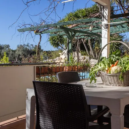 Aparthotel Vacanze Paradiso - Oasi Di Tranquillita Con Piscina E Giardino A 10 Min Dal Mare 3*