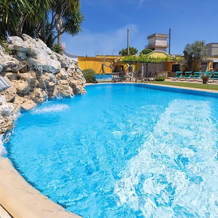 Aparthotel Vacanze Paradiso - Oasi Di Tranquillita Con Piscina E Giardino A 10 Min Dal Mare 3*