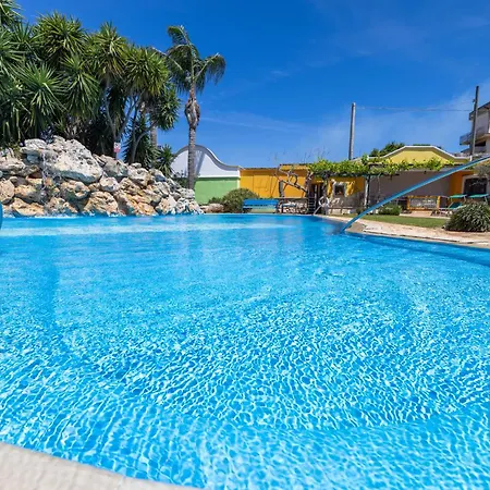 Aparthotel Vacanze Paradiso - Oasi Di Tranquillita Con Piscina E Giardino A 10 Min Dal Mare Neviano