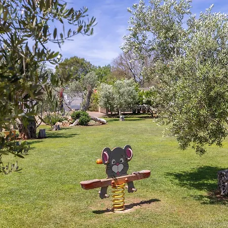 Aparthotel Vacanze Paradiso - Oasi Di Tranquillita Con Piscina E Giardino A 10 Min Dal Mare 3*